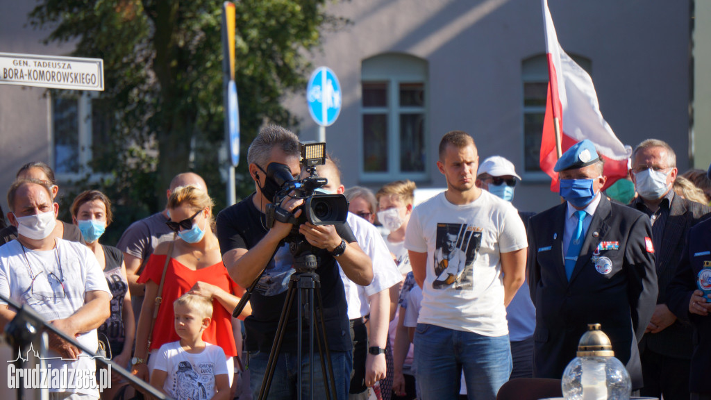 Hołd bohaterom walczącym w Powstaniu Warszawskim