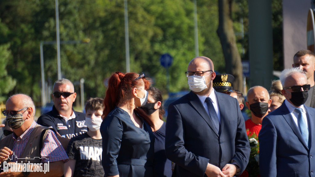 Hołd bohaterom walczącym w Powstaniu Warszawskim