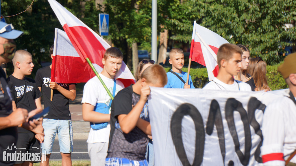 Hołd bohaterom walczącym w Powstaniu Warszawskim