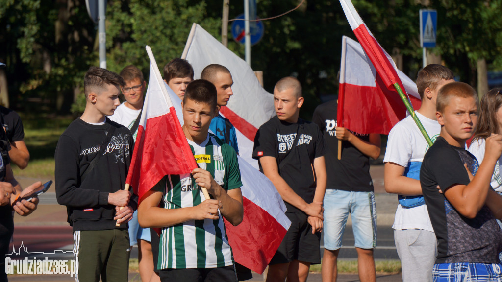 Hołd bohaterom walczącym w Powstaniu Warszawskim