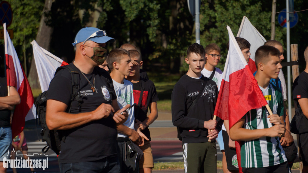 Hołd bohaterom walczącym w Powstaniu Warszawskim