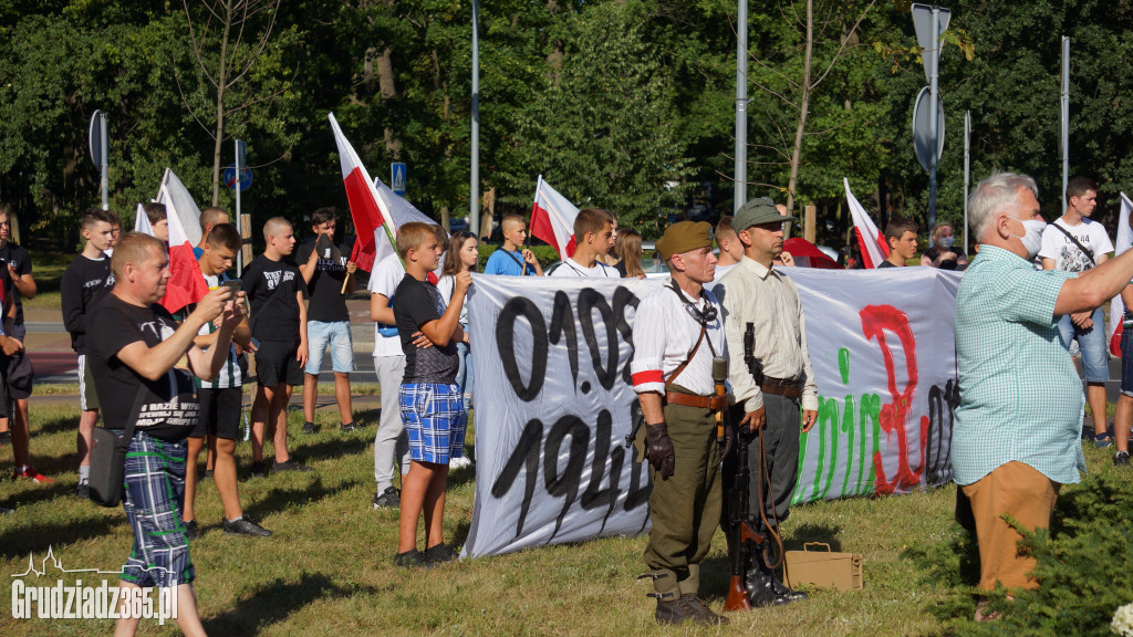 Hołd bohaterom walczącym w Powstaniu Warszawskim