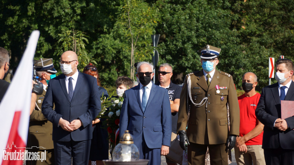 Hołd bohaterom walczącym w Powstaniu Warszawskim