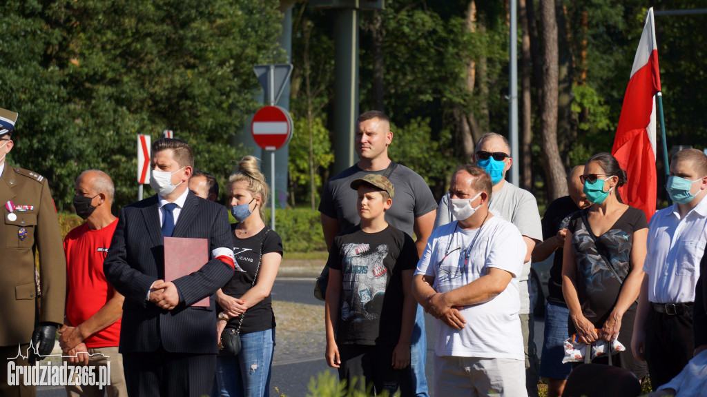 Hołd bohaterom walczącym w Powstaniu Warszawskim