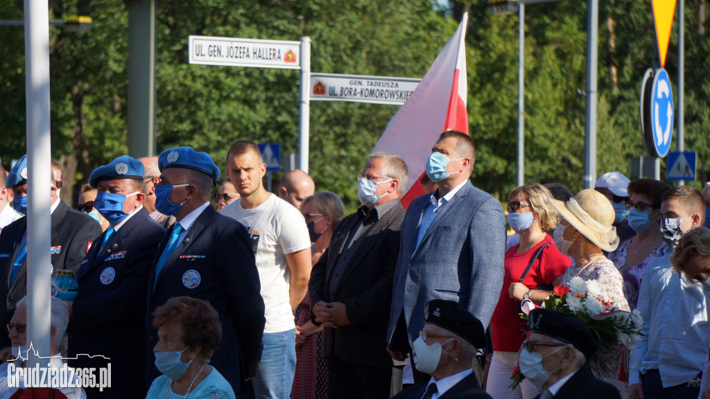 Hołd bohaterom walczącym w Powstaniu Warszawskim
