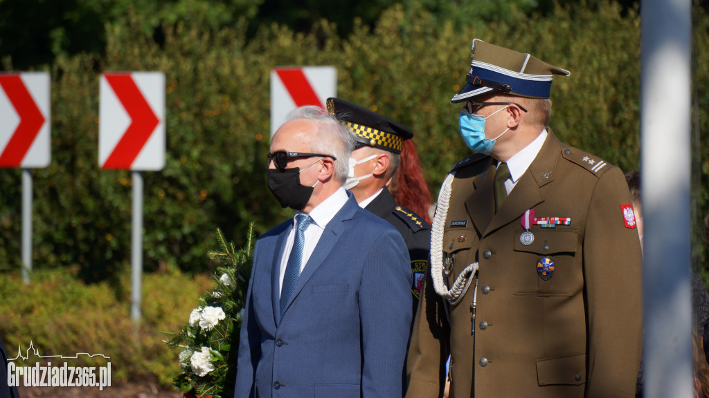 Hołd bohaterom walczącym w Powstaniu Warszawskim