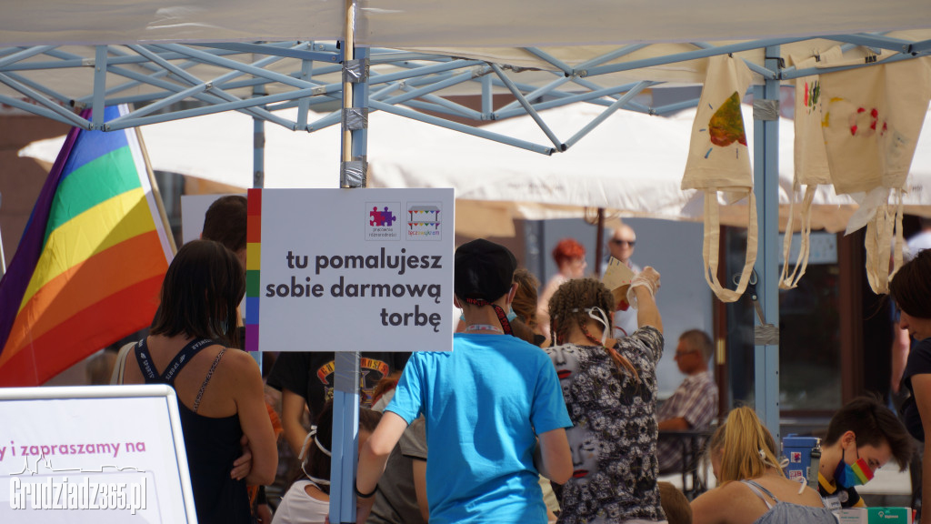 Tęczowy Kram na Rynku Głównym w Grudziądzu