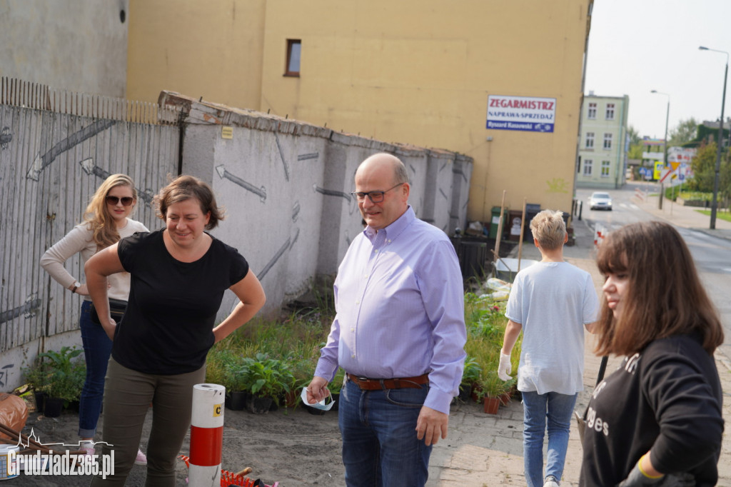 Nasadzenia bylin i kwiatów w ramach projektu Inicjatywy Lokalnej Grudziądz