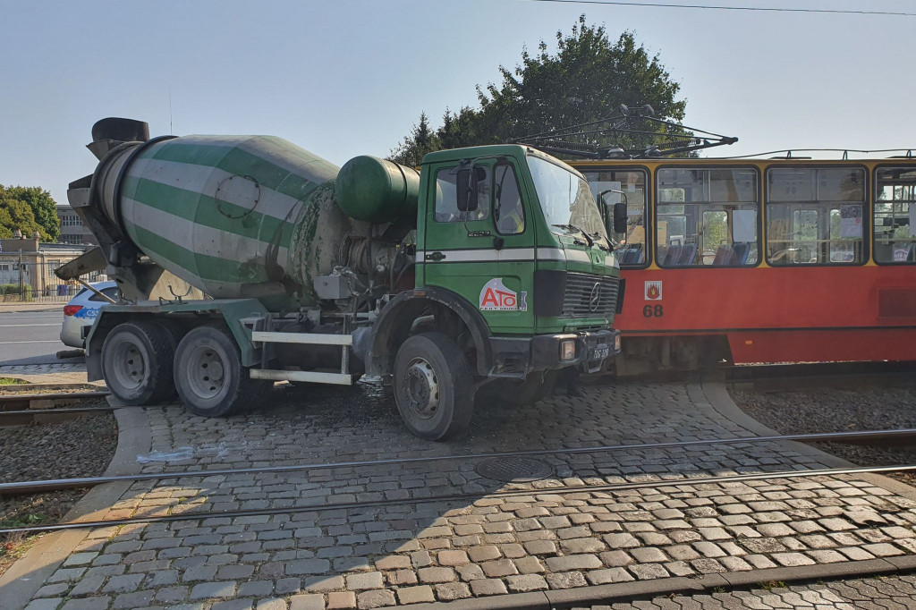 Samochód ciężarowy kontra tramwaj na Chełmińskiej w Grudziądzu