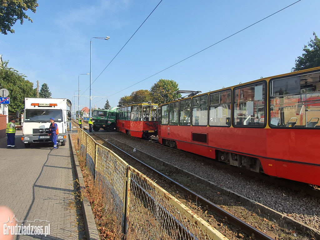 Samochód ciężarowy kontra tramwaj na Chełmińskiej w Grudziądzu