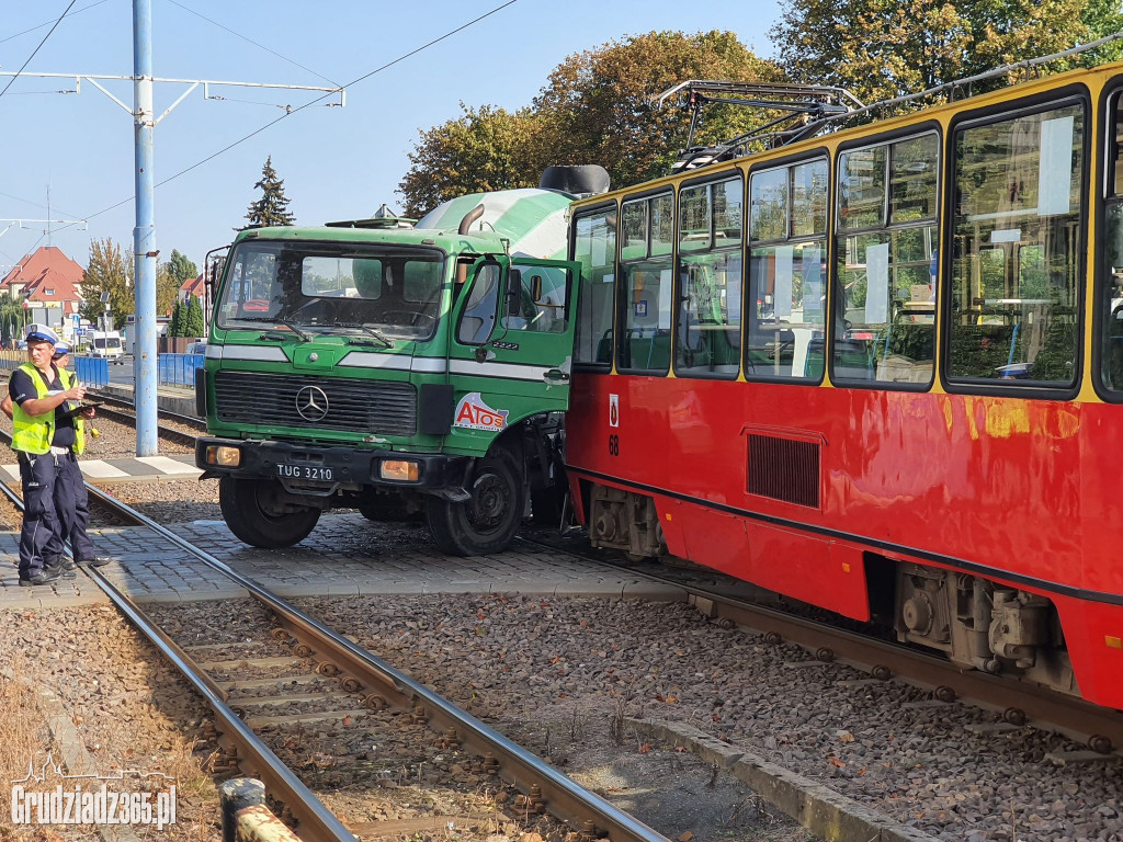 Samochód ciężarowy kontra tramwaj na Chełmińskiej w Grudziądzu