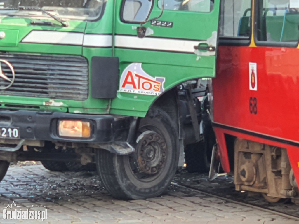 Samochód ciężarowy kontra tramwaj na Chełmińskiej w Grudziądzu