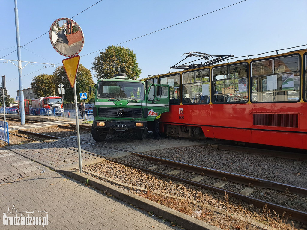 Samochód ciężarowy kontra tramwaj na Chełmińskiej w Grudziądzu