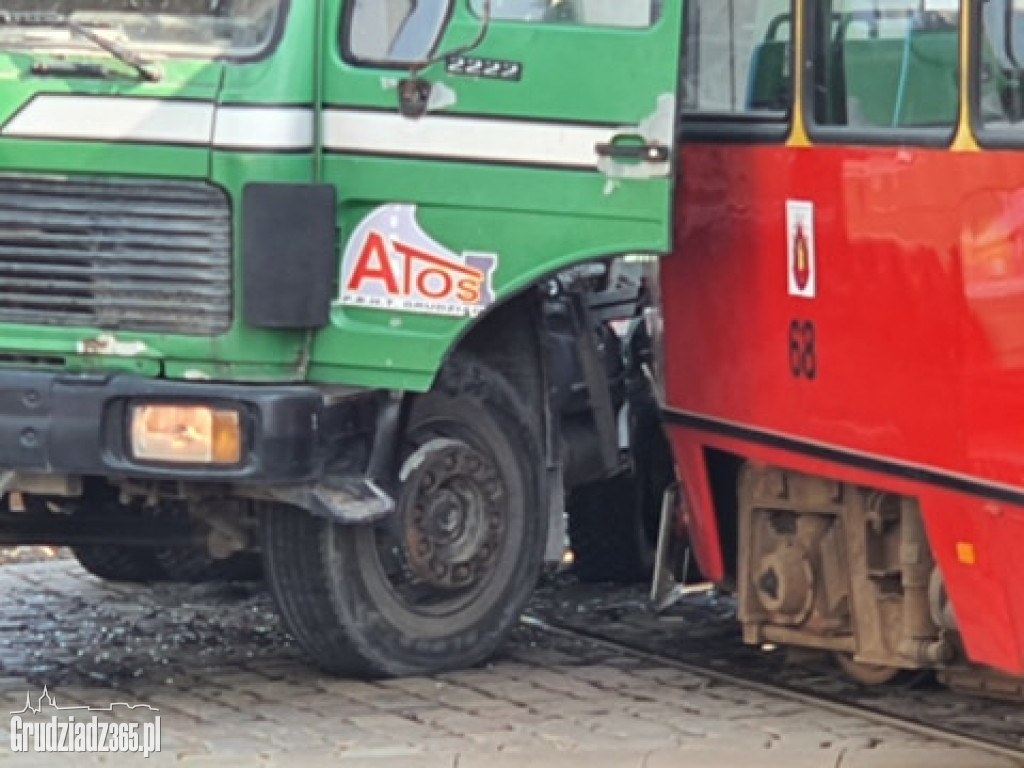 Samochód ciężarowy kontra tramwaj na Chełmińskiej w Grudziądzu