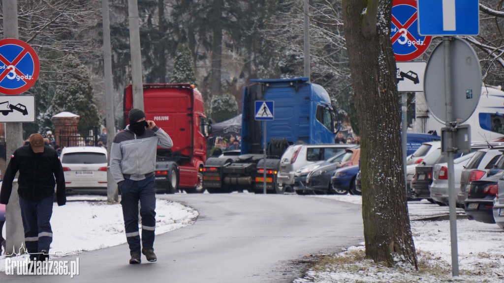 Koledzy żegnają kierowcę TIRa Kamila Murawskiego