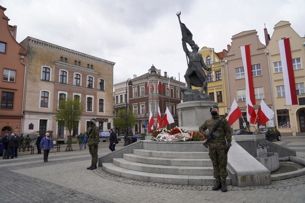 Obchody rocznicy uchwalenia Konstytucji 3 Maja. Uroczystość na Rynku w Grudziądzu
