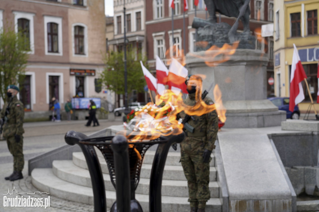 Obchody rocznicy uchwalenia Konstytucji 3 Maja. Uroczystość na Rynku w Grudziądzu