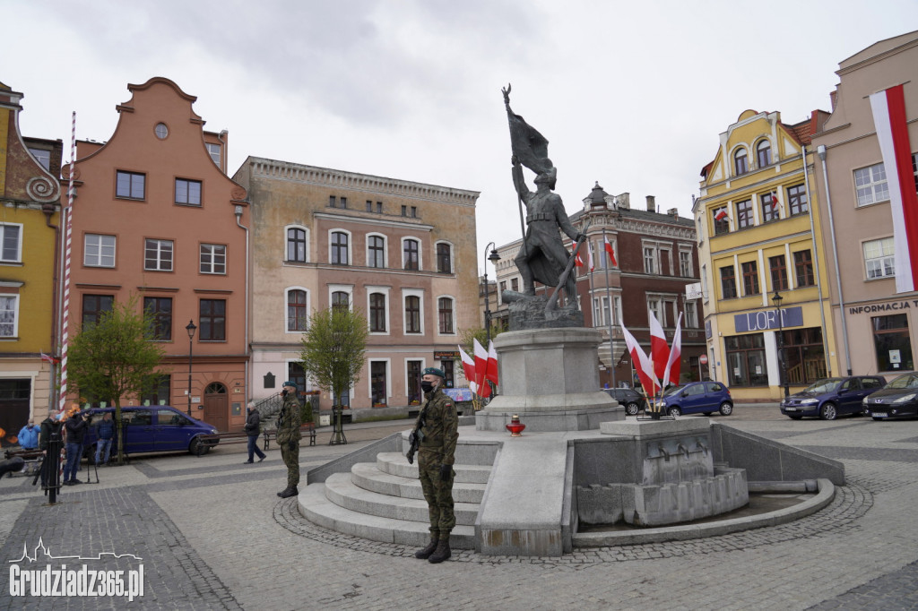 Obchody rocznicy uchwalenia Konstytucji 3 Maja. Uroczystość na Rynku w Grudziądzu