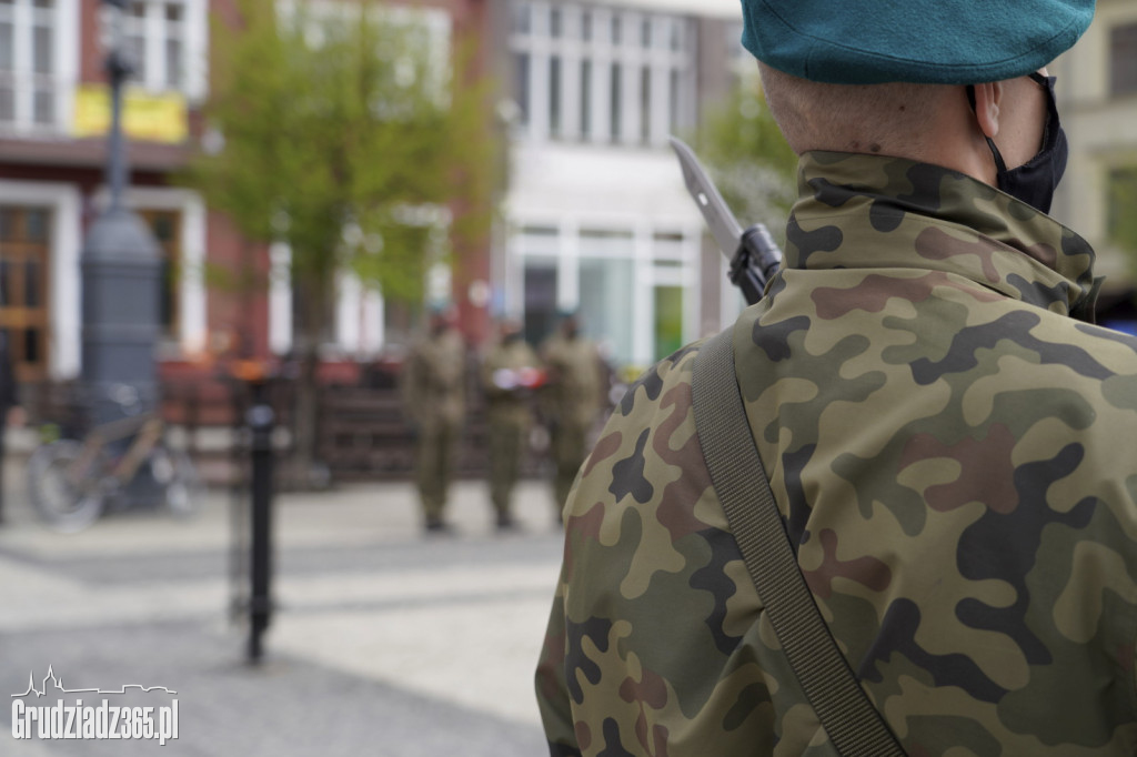 Obchody rocznicy uchwalenia Konstytucji 3 Maja. Uroczystość na Rynku w Grudziądzu