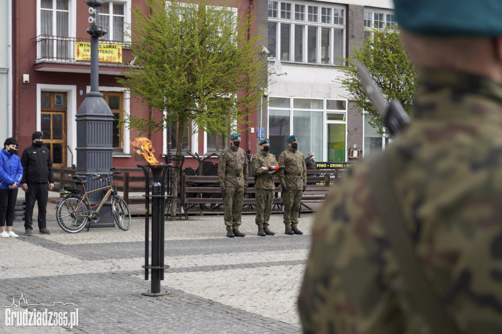 Obchody rocznicy uchwalenia Konstytucji 3 Maja. Uroczystość na Rynku w Grudziądzu