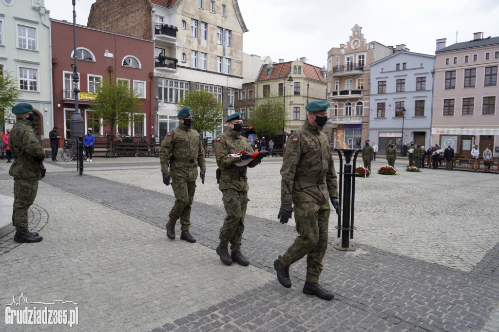 Obchody rocznicy uchwalenia Konstytucji 3 Maja. Uroczystość na Rynku w Grudziądzu