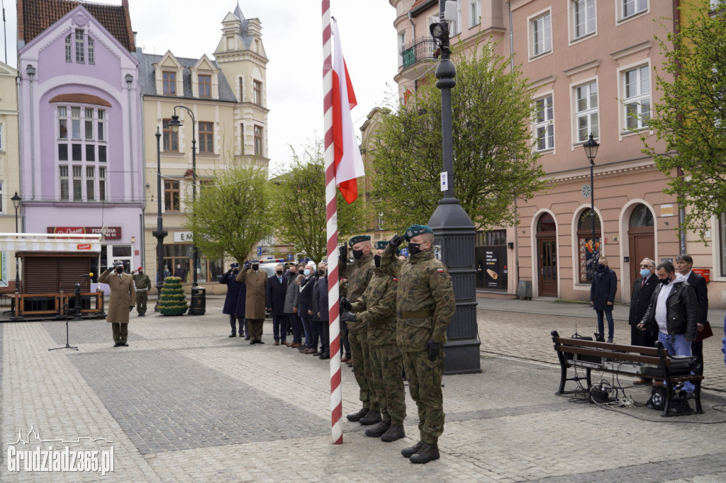 Obchody rocznicy uchwalenia Konstytucji 3 Maja. Uroczystość na Rynku w Grudziądzu