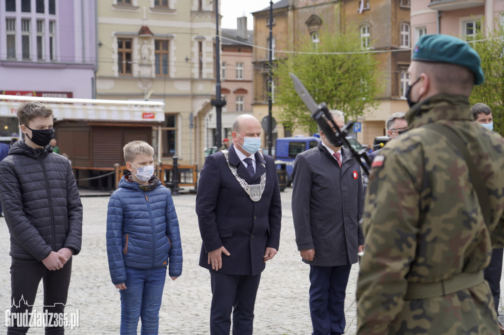 Obchody rocznicy uchwalenia Konstytucji 3 Maja. Uroczystość na Rynku w Grudziądzu