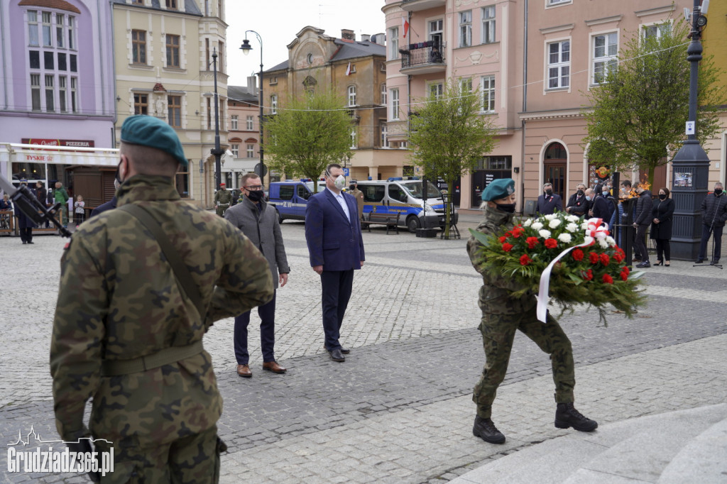 Obchody rocznicy uchwalenia Konstytucji 3 Maja. Uroczystość na Rynku w Grudziądzu