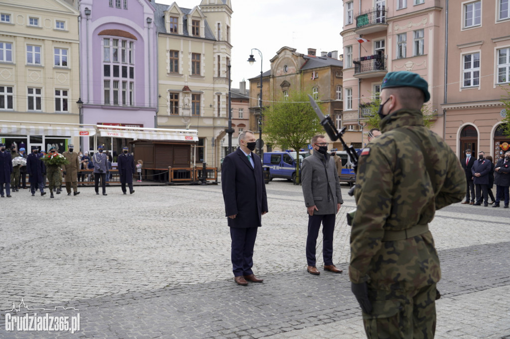 Obchody rocznicy uchwalenia Konstytucji 3 Maja. Uroczystość na Rynku w Grudziądzu