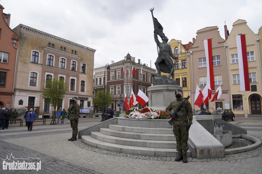 Obchody rocznicy uchwalenia Konstytucji 3 Maja. Uroczystość na Rynku w Grudziądzu
