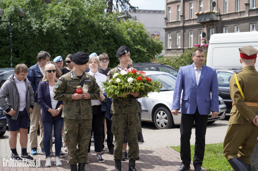 Święto Żandarmerii Wojskowej. Kwiaty pod pomnikiem Marszałka Piłsudskiego