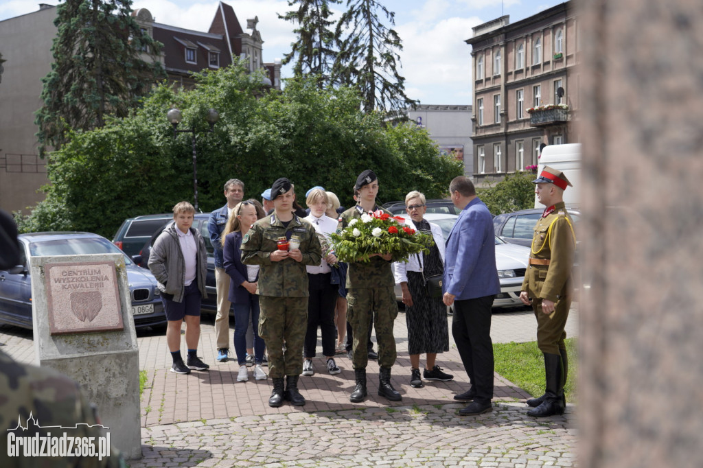Święto Żandarmerii Wojskowej. Kwiaty pod pomnikiem Marszałka Piłsudskiego