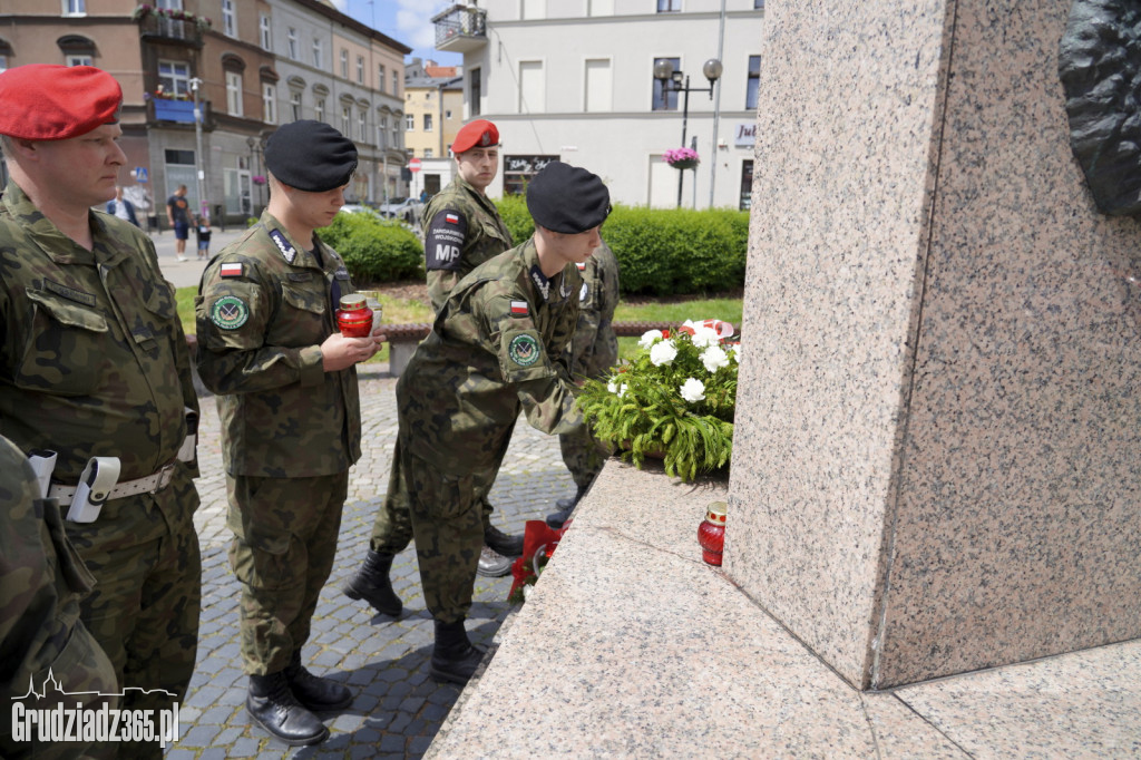 Święto Żandarmerii Wojskowej. Kwiaty pod pomnikiem Marszałka Piłsudskiego