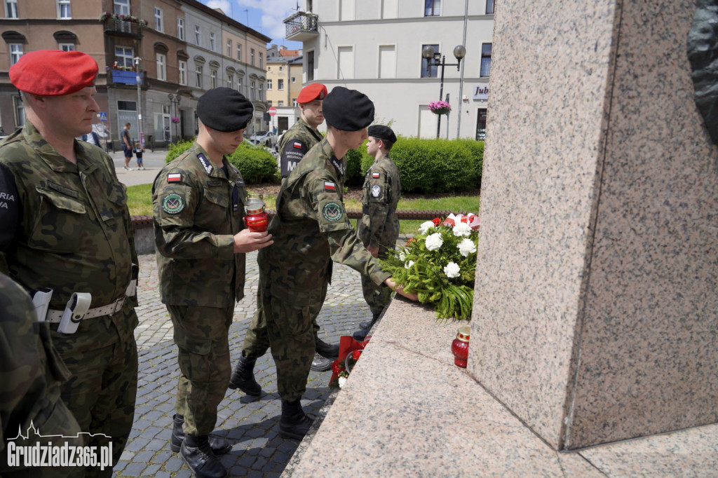 Święto Żandarmerii Wojskowej. Kwiaty pod pomnikiem Marszałka Piłsudskiego