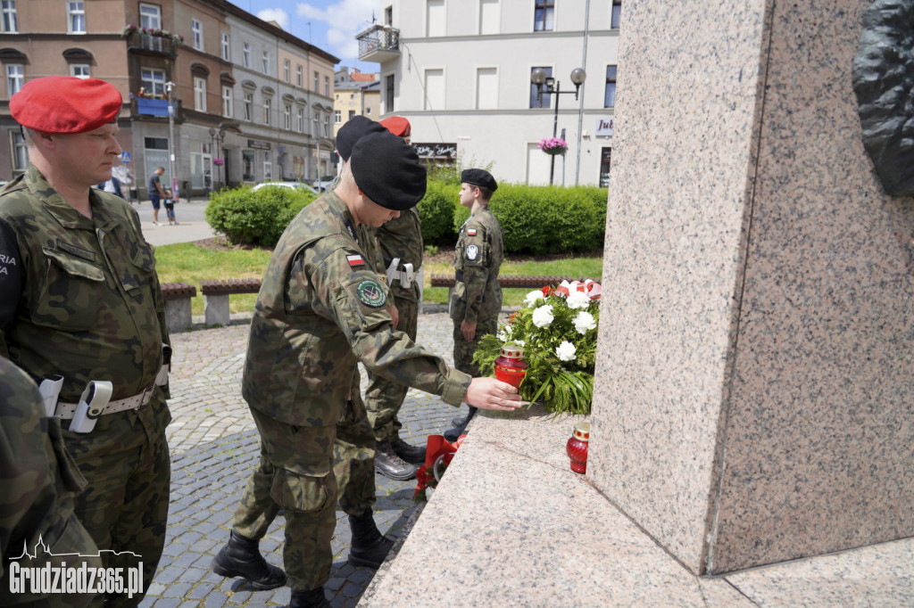 Święto Żandarmerii Wojskowej. Kwiaty pod pomnikiem Marszałka Piłsudskiego