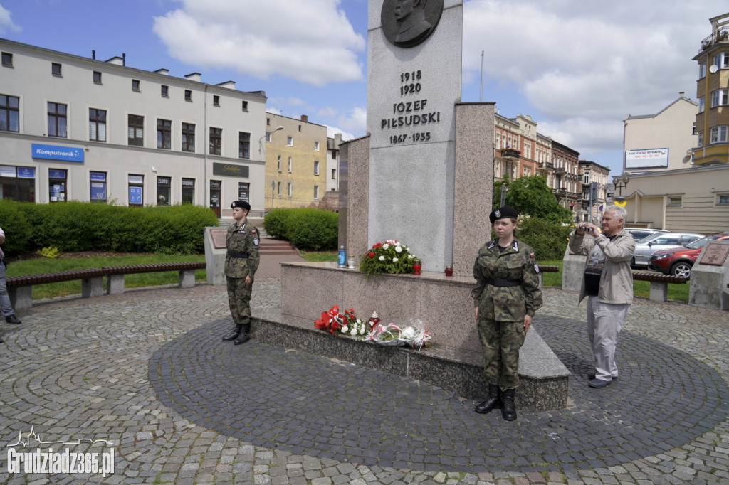 Święto Żandarmerii Wojskowej. Kwiaty pod pomnikiem Marszałka Piłsudskiego