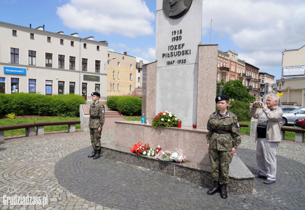 Święto Żandarmerii Wojskowej. Kwiaty pod pomnikiem Marszałka Piłsudskiego