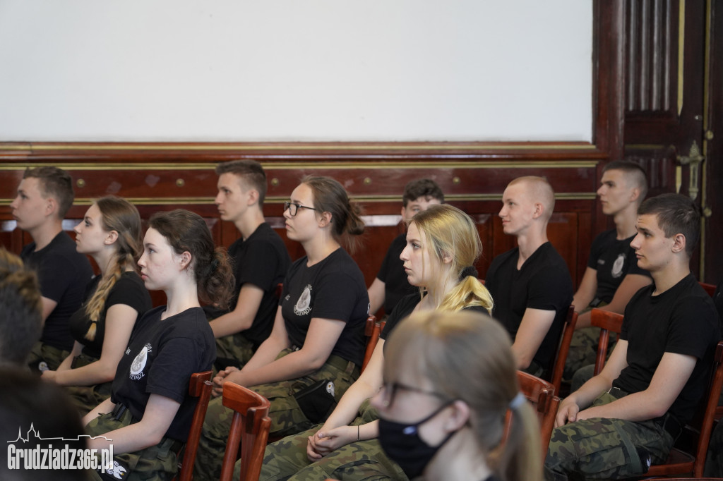 Prezydent Grudziądza spotkał się z uczniami klas mudurowych III LO