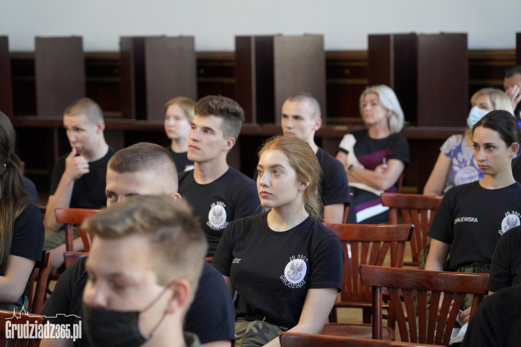 Prezydent Grudziądza spotkał się z uczniami klas mudurowych III LO