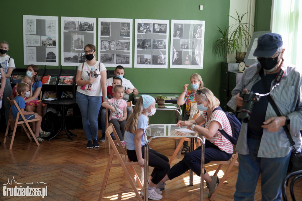 Gra miejska: Na tropie książki. Uczestnicy na trasie