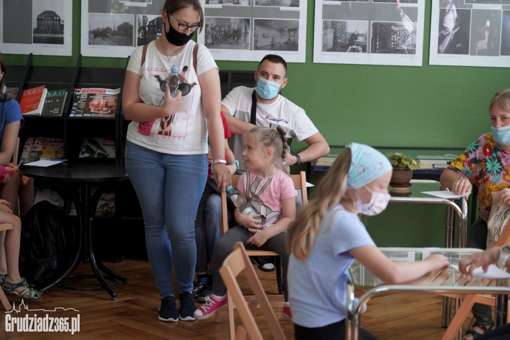 Gra miejska: Na tropie książki. Uczestnicy na trasie