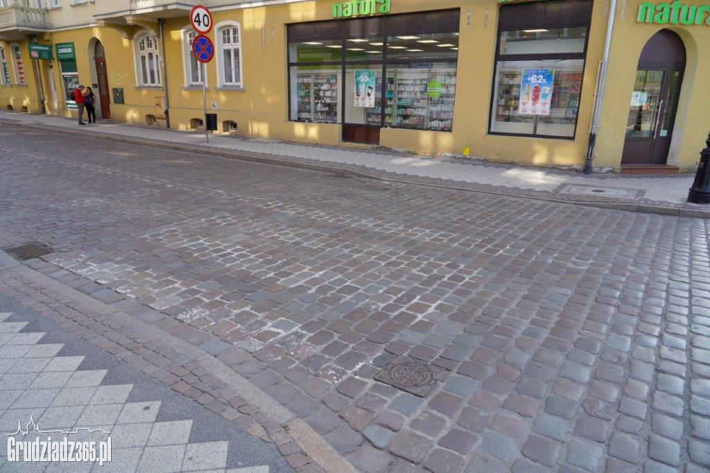 Oznakowanie poziome na Sienkiewicza w Grudziądzu