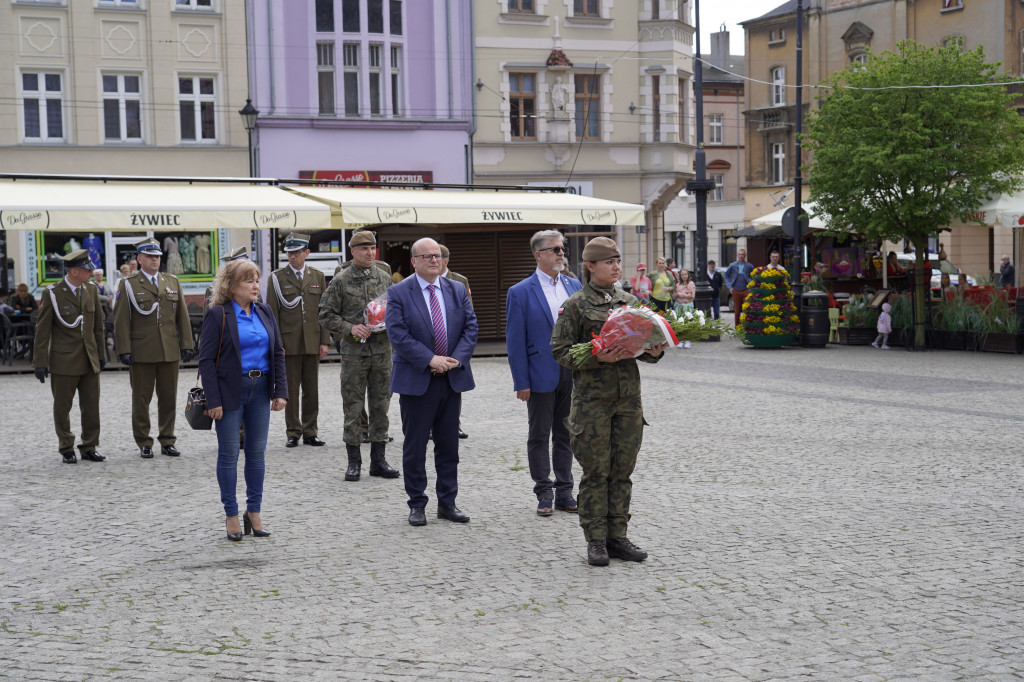 Kwiaty pod pomnikiem Żołnierza Polskiego na Rynku w Grudziądzu
