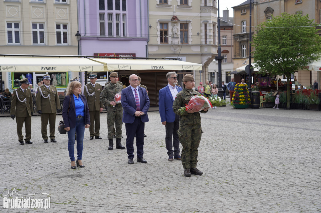 Kwiaty pod pomnikiem Żołnierza Polskiego na Rynku w Grudziądzu