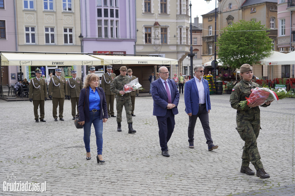 Kwiaty pod pomnikiem Żołnierza Polskiego na Rynku w Grudziądzu