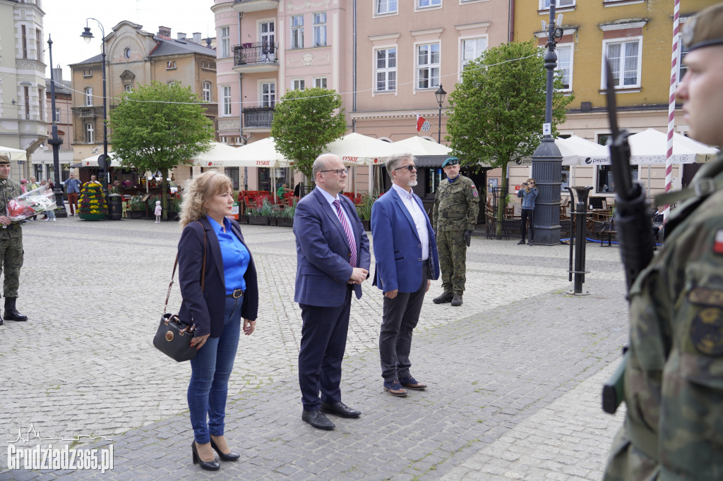 Kwiaty pod pomnikiem Żołnierza Polskiego na Rynku w Grudziądzu