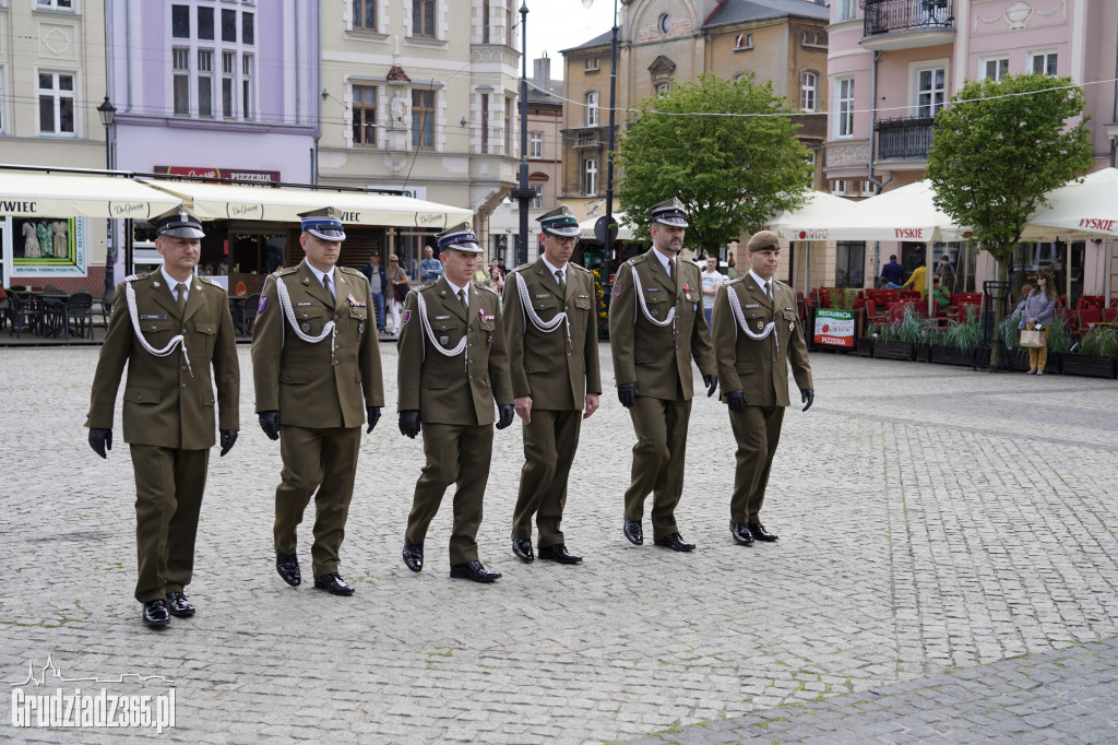 Kwiaty pod pomnikiem Żołnierza Polskiego na Rynku w Grudziądzu