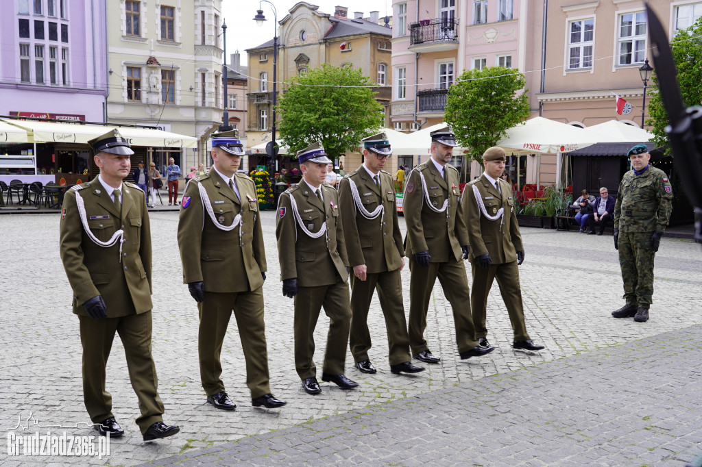 Kwiaty pod pomnikiem Żołnierza Polskiego na Rynku w Grudziądzu