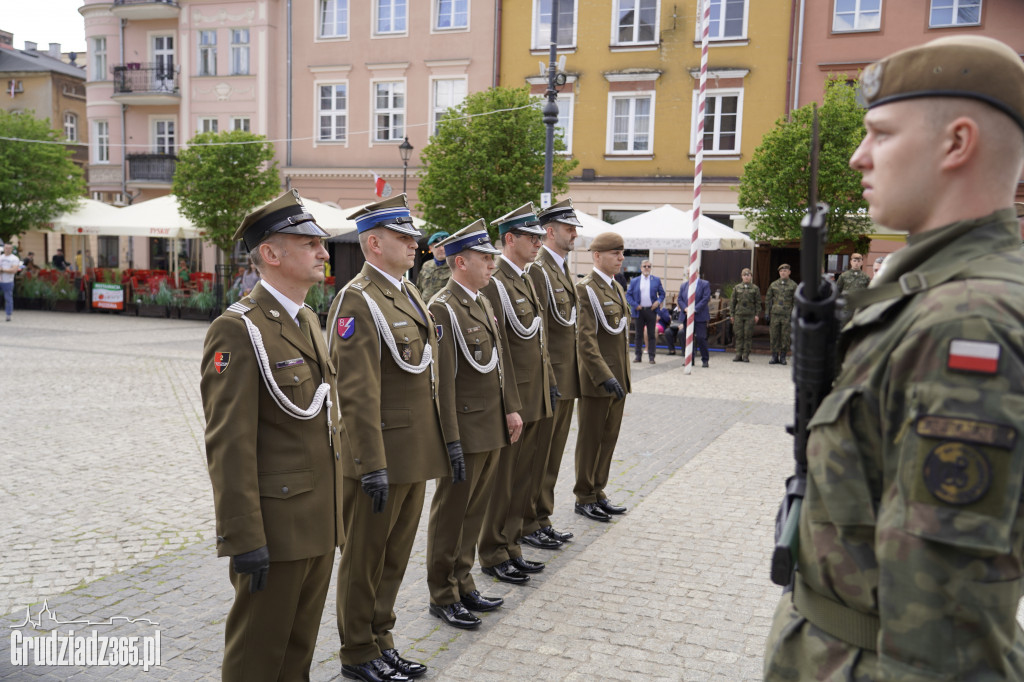 Kwiaty pod pomnikiem Żołnierza Polskiego na Rynku w Grudziądzu