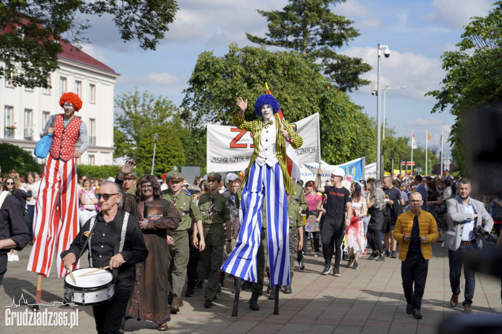 Pierwszy dzień Jarmarku Spichrzowego - parada